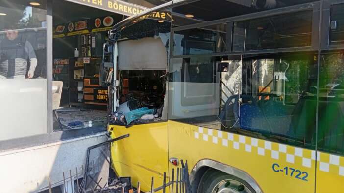 İstanbul’da İETT yine kaza yaptı: Üsküdar’da otobüs börekçiye daldı, 4 yaralı var!