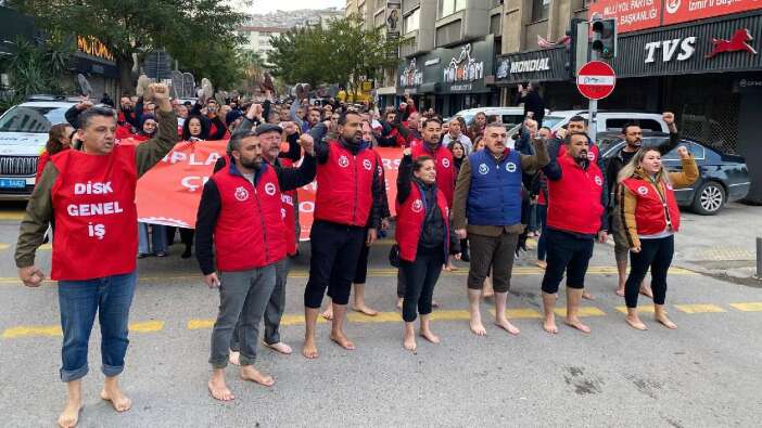 İzmir’de maaş isyanı büyüyor! Haklarını alamayan işçiler iş Bıraktı, çıplak ayak yürüdü