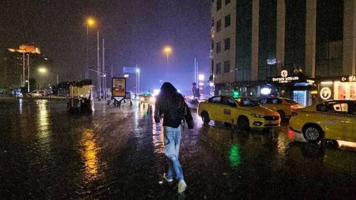 İBB sınıfta kaldı: İstanbul’da sağanak alarmı: Evleri su bastı, caddeler nehre döndü