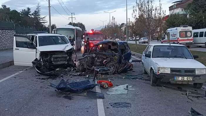 Burdur'da korkunç kaza: 2 ölü, 3 yaralı
