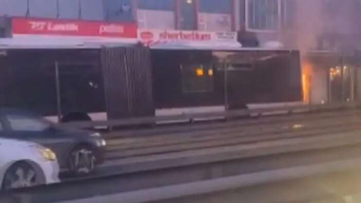 CHP’li İBB’nin bakım skandallarına bir yenisi daha! Küçükçekmece’de metrobüs alev aldı