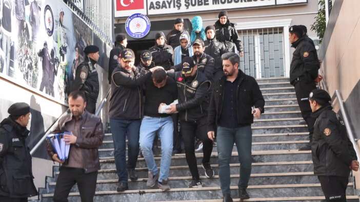 Polisimiz şehit düşmüştü! Saldırganın eşi ve ailesi adliyeye getirildi