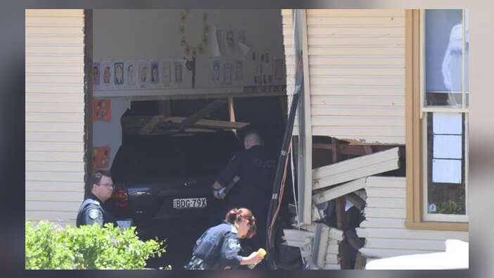 Sydney’de otomobil sınıfa girdi, 2 öğrenci öldü!