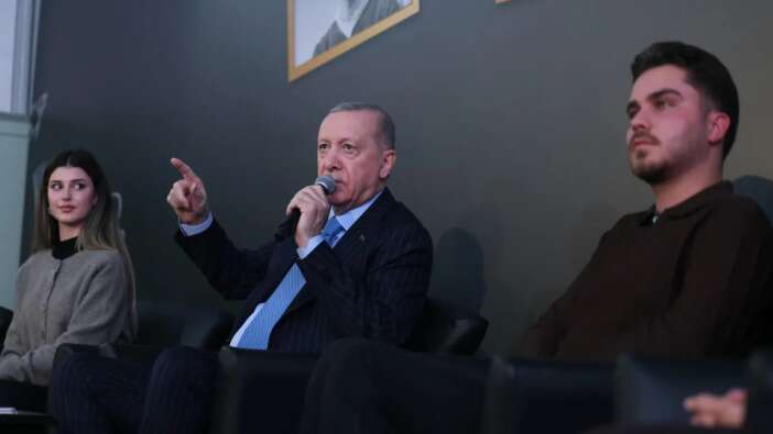 Cumhurbaşkanı Recep Tayyip Erdoğan, hapisle sonuçlanan o dizeleri 28 yıl sonra gençler için okudu