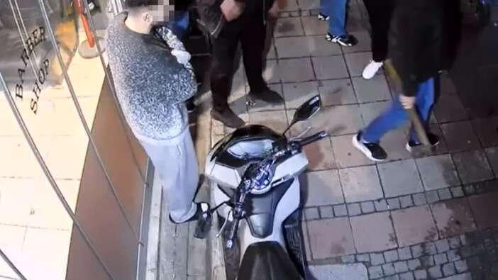 Kağıthane’de baltalı saldırı! “Seni keseceğim” diye bağırdı! Kuaför salonunu basıp klimayı parçaladı
