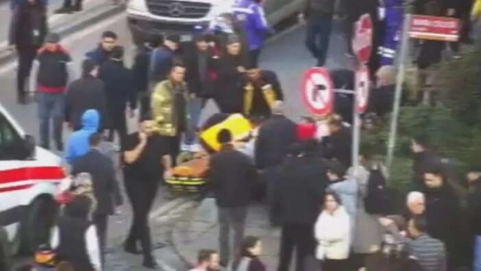 Şişli’de yaya geçidinde dehşet: Otomobil kalabalığın arasına daldı, 2 kişi öldü! İşte ilk görüntüler