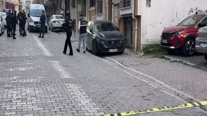 Sokak ortasında dehşet! Esenyurt’ta motosikletli saldırgan kurşun yağdırdı: 3 yaralı