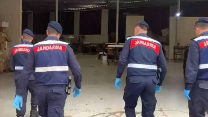 Yılbaşı önce düğmeye basıldı... 17 İlde sahte içki operasyonu! Binlerce litre zehir ele geçirildi