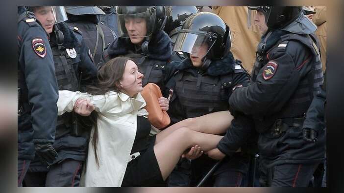 Rusya'da Putin protestosuna polis müdahalesi...