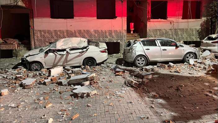 Zeytinburnu’nda binanın çatısı çöktü! Ortalık savaş alanına döndü