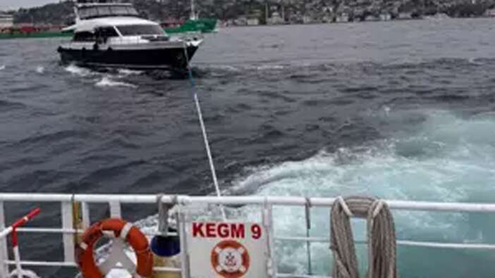 İstanbul Boğazı'nda korku dolu anlar! Sürüklenen tekneye kurtarma operasyonu