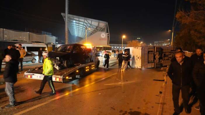 İşçi servisi ile otomobil çarpıştı: Çok sayıda yaralı var