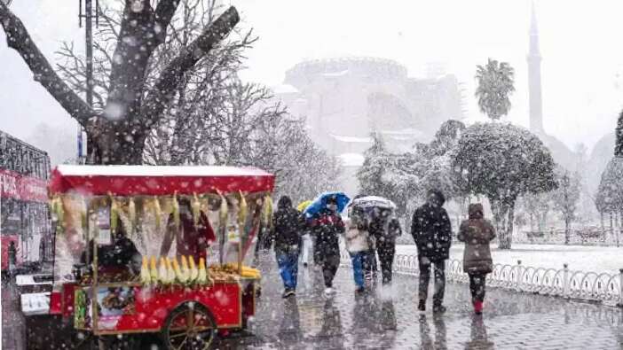 Yeni yıla bembeyaz girilecek! İstanbul’a kar geliyor! Meteoroloji sarı kodla uyardı: İşte o tarih...