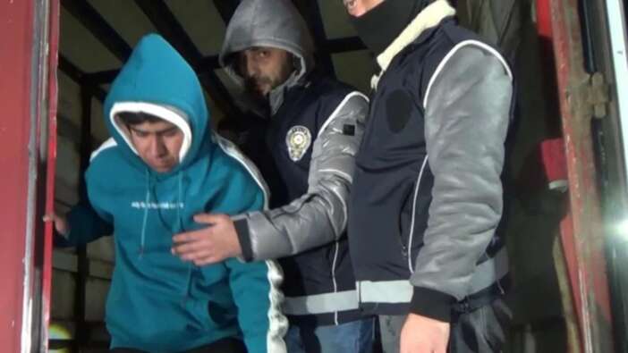 Erzurum'da gümrük mühürlü tırda 23 düzensiz göçmen yakalandı