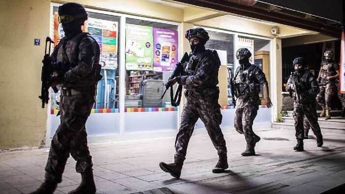 Plaka değiştirerek izlerini gizlediler! Ankara’da silah ve uyuşturucu çetesine darbe: Örgüt lideri yakalandı