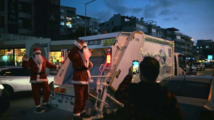 İcralık Kuşadası Belediyesi’nden tepki çeken yılbaşı hamlesi: 52 milyonluk borca rağmen Noel Baba’lı süsleme