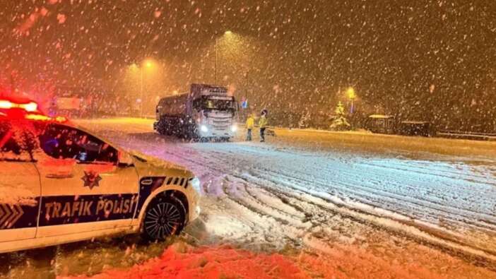 Yoğun kar nedeniyle D-100 Gerede–Karabük arası trafiğe kapatıldı