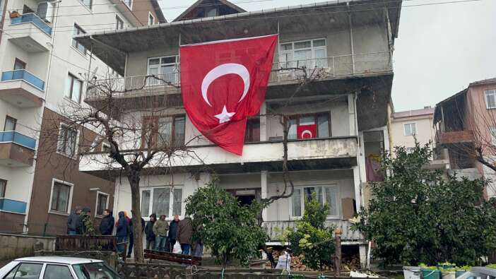 Şehadet haberi Düzce’ye ulaştı! Turgut Külünk’ün baba evine ateş düştü: Evine Türk bayrağı asıldı