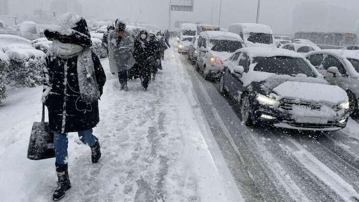 Sosyal medyada gündem oldu! İstanbul'da okulların tatil edilmesi için Vali Gül'e çağrı
