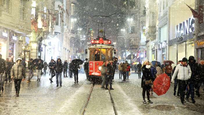 İstanbul'a kar geliyor: Meteoroloji ve AKOM tarih verdi! İstanbul'a kar ne zaman yağacak?