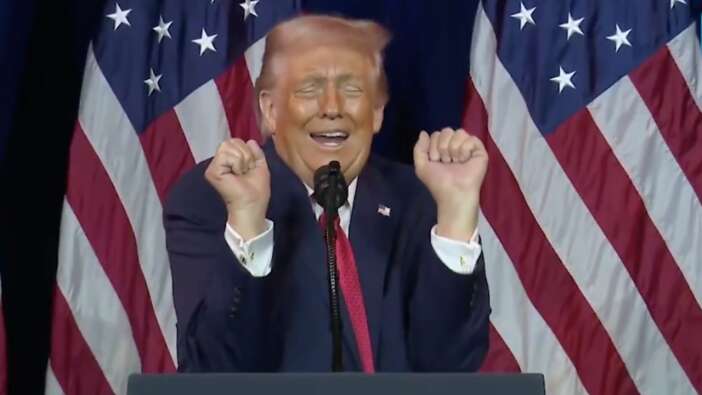 Donald Trump trans halterciyi taklit etti! Akılalmaz hareketleri dünyada gündem oldu!