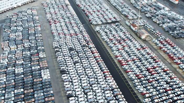 Fiyatlarda düşüş sinyali mi? Haydarpaşa Limanı binlerce adet 0 otomobille doldu taştı