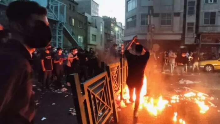 İran’da isyan büyüyor: İnternetin fişi çekildi, ölü sayısı 42’ye çıktı, protestocular hükümet binasını ateşe verdi!