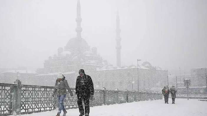 Okullar tatil, yollar buz... İstanbul kilitlendi! Kar şehri teslim aldı