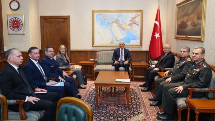 Güler nereye oturacağını iyi bilir! MSB’nin konuk ağırlama geleneğini bile anlayamadılar