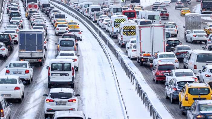 Kar mutluluğu yerini trafik çilesine bıraktı! İstanbul'da etkili olan kar yağışı trafiği kilitledi! AKOM ve Meteoroloji'den peş peşe uyarı...