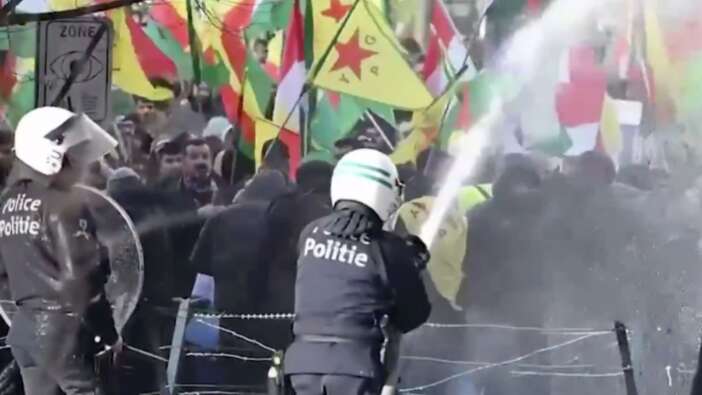 Avrupa'nın göbeğinde YPG taşkınlığı: Brüksel'de terör yandaşlarına soğuk duş! Polis tazyikli su ve gazla dağıttı...