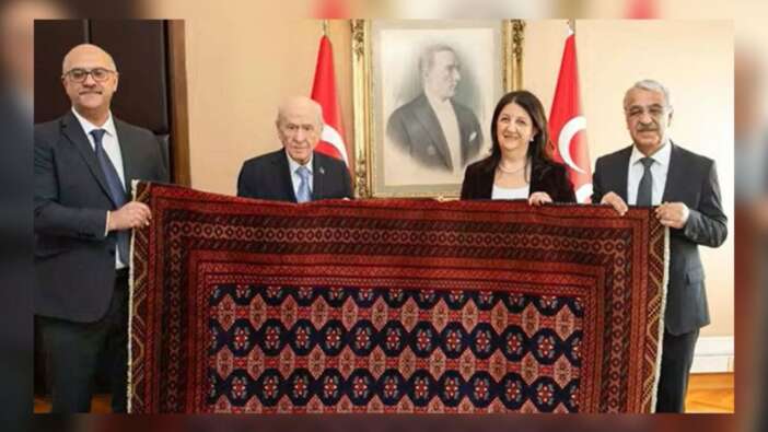 Bozkurt figürü mü o... Öcalan'ın Bahçeli'ye hediye ettiği kilimin gizli mesajları neler?
