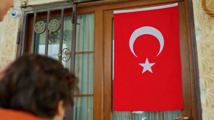 Uzak Şehir dizisindeki bayrak sahnesi gönülleri fethetti