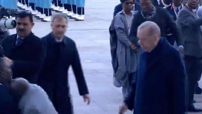 Nijerya Cumhurbaşkanı Tinubu, Cumhurbaşkanlığı'ndaki karşılama töreninde yere düştü