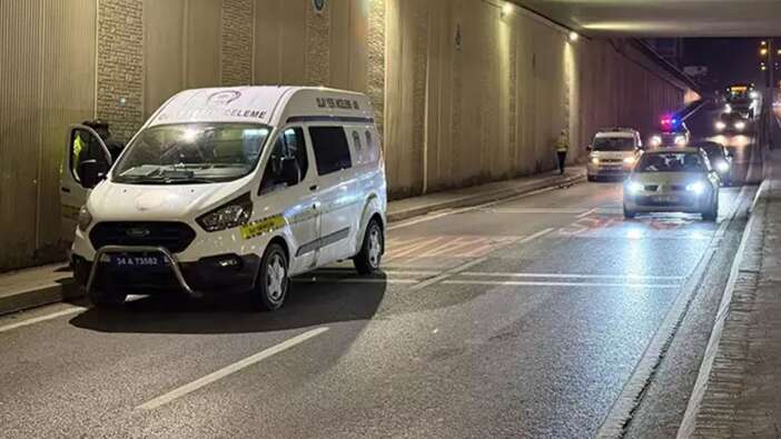 İstanbul'da feci kaza: Yolun karşısına geçerken minibüsün çarptığı kadın öldü
