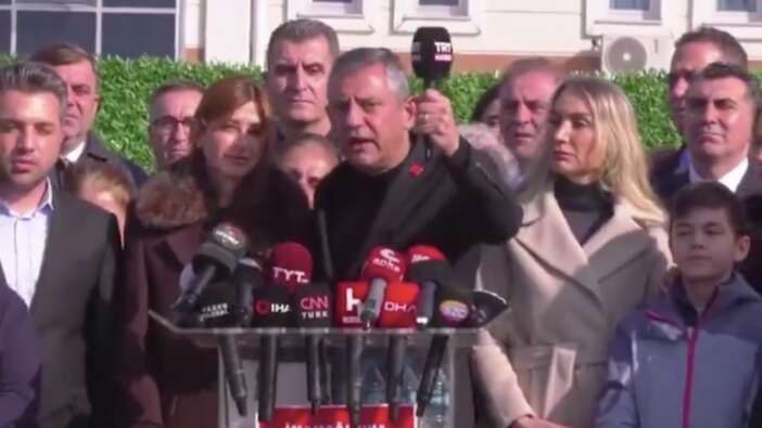 Özgür Özel TRT mikrofonu ile kavga etti! TRT'nin yolsuzlukları haber yapmasına tepki gösterdi