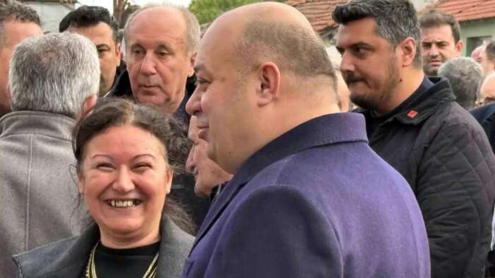 İYİ Partili Turhan Çömez'in annesinin cenazesinde CHP'li Başkan İbrahim Palaz'dan skandal görüntüler: Acılı günde kahkahaları cemaati kızdırdı!