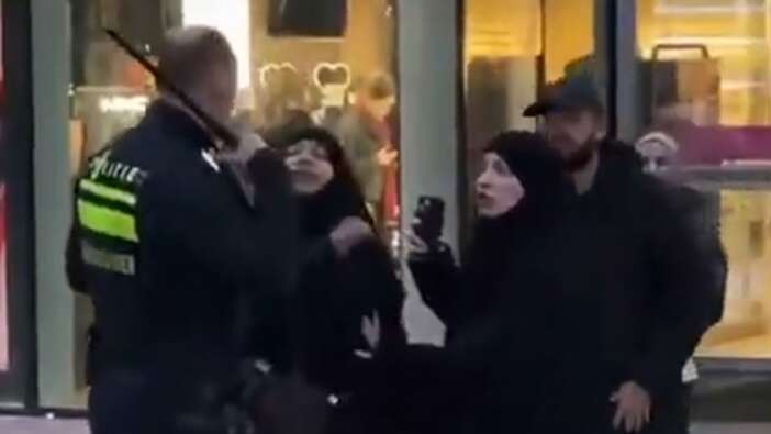 Hollanda polisinden Müslüman kadınlara ırkçı şiddet!