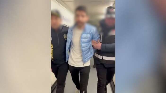 Yolun sonu Türkiye... Ayhan Bora Kaplan'ın sağ kolu, suç örgütü lideri Serdar Sertçelik hesap vermek için yurda getirildi!
