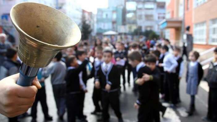 İkinci dönem başlıyor: Okullar Türk bayrağı ile donatılacak