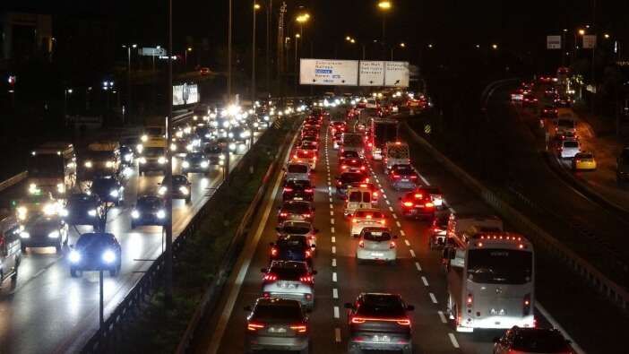 İstanbul'da trafik krizi! Yoğunluk %76'ya dayandı