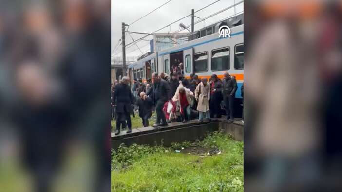 İstanbul Esenler'de metro raydan çıktı: Yolcular tahliye edildi