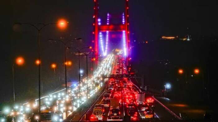 İstanbul'da trafik kilitlendi: Yoğunluk %90