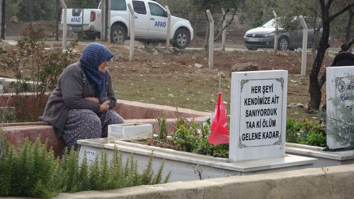 6 Şubat depreminin 3'üncü yılı: Mezarlıkta gözyaşları sel oldu..