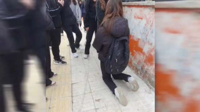 Akran zorbalığı dur durak bilmiyor: Kız çocuğuna diz çöktürüp özür dilettiler