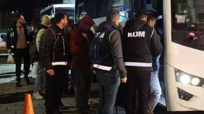 İzmir'de ruhsat operasyonu: Buca Belediyesi'nde gözaltına alınan 26 kişi adliyeye sevk edildi!