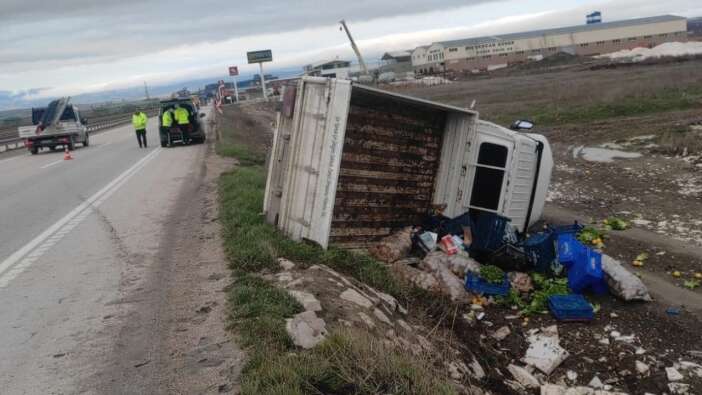 Amasya'da şarampole devrilen araçtan sağ çıktı