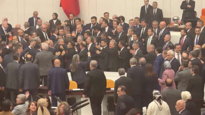 CHP'li vekiller, Adalet Bakanı Akın Gürlek'in yemininden önce Meclis'te kürsüyü işgal etti! İşte TBMM'de kavga anları...