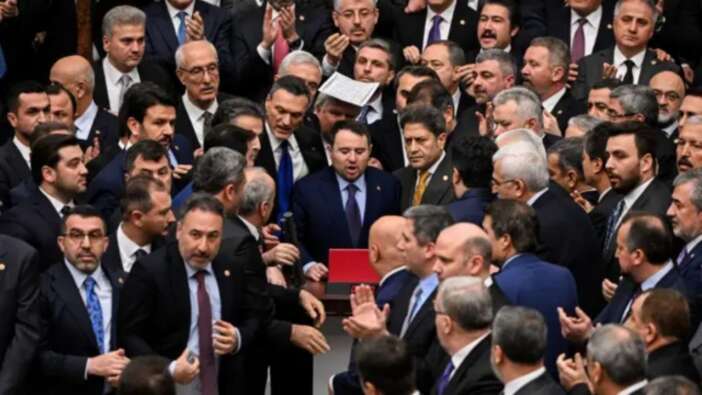 Meclis'teki CHP vandallığının perde arkası: Bizzat Özgür Özel "Kavga edin" talimatı vermiş!