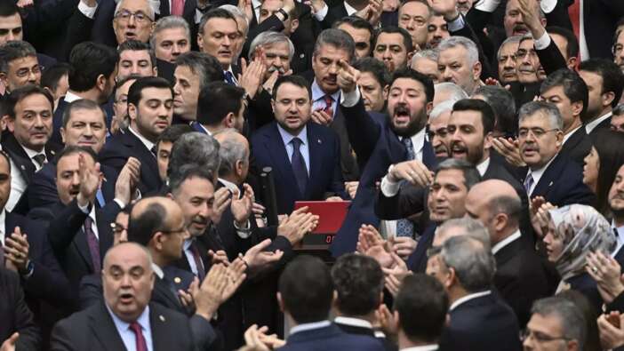 Meclis'te yemin töreni sırasında CHP vandallığı! Bakan Akın Gürlek ilk kez konuştu:Bu konulara cevap vermek istemiyorum!